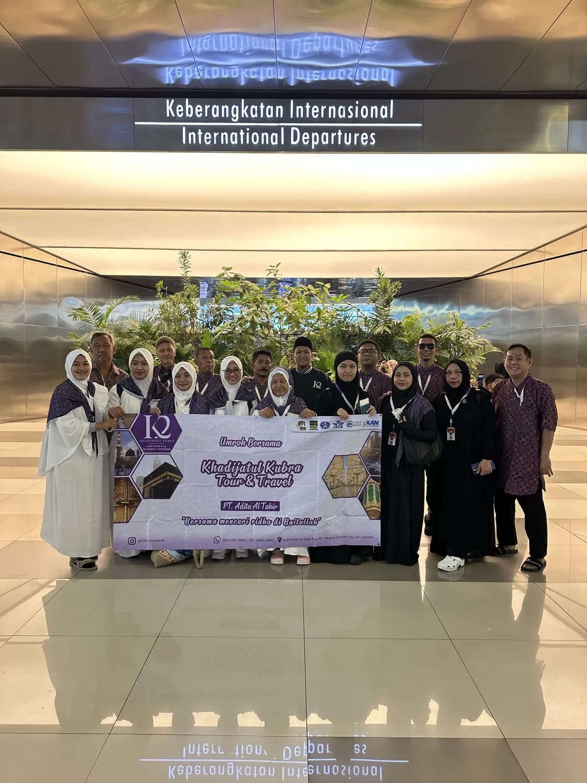 Jamaah K2 bersiap berangkat di bandara internasional